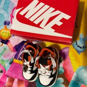 Nike Black and Orange Sneakers Low-Top Design